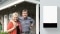 Das Bild zeigt Familie Meyer, die sich für die Viessmann Gas-Brennwerttechnik in Kombination mit einer Solaranlage entschieden haben.